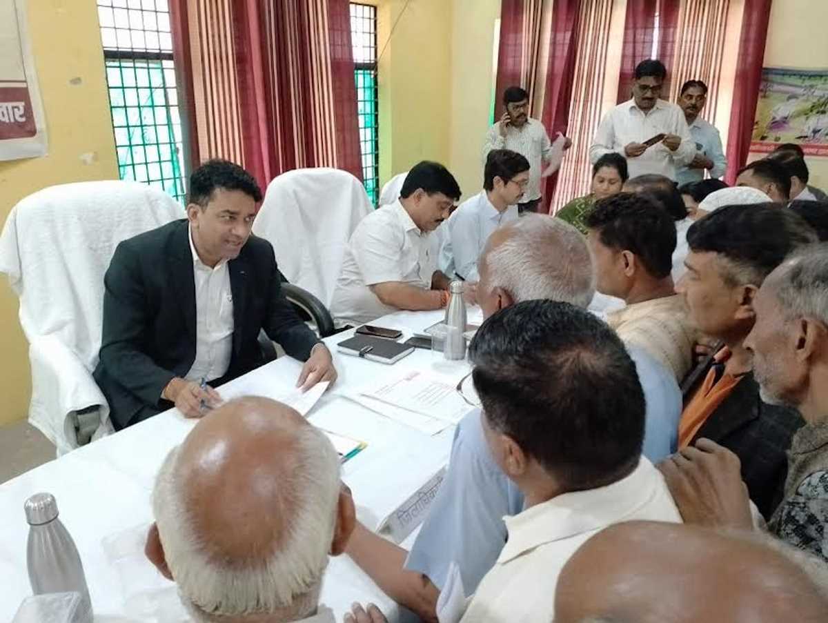 मुख्यमंत्री को संबोधित ज्ञापन अपर जिलाधिकारी को सौंप कर विरोध का इजहार किया